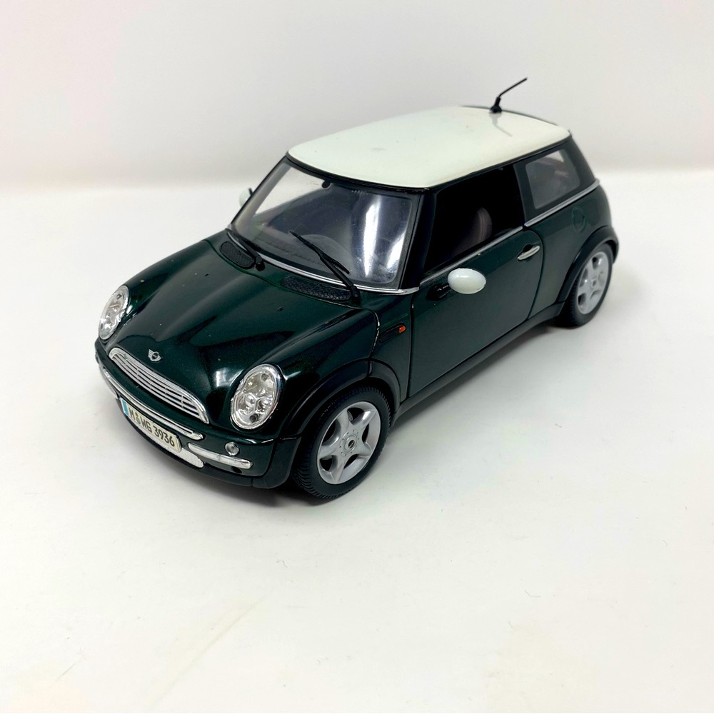 Mini Cooper 1:18 Scale Diecast‎ car by Maisto